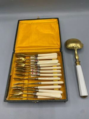 309 / CHB2 / Coffret de 14 fourchettes à dessert et une…