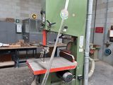 une machine qui se trouve à l'intérieur d'un bâtiment