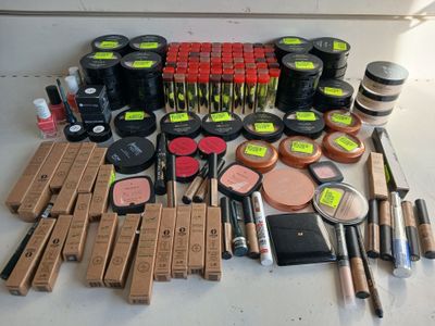 beaucoup de produits de maquillage et de beauté sur la table