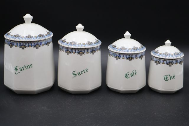 Quatre pots à épices