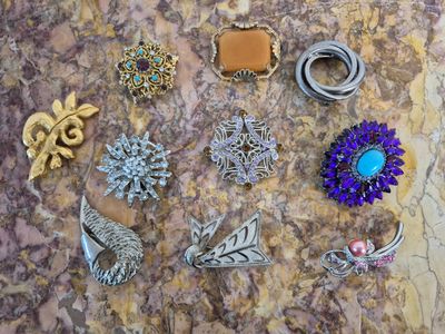 de nombreux bijoux de toutes sortes posés sur une table