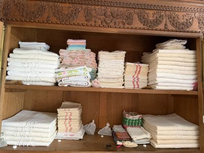 de nombreuses serviettes pliées sur une étagère en bois dans une armoire