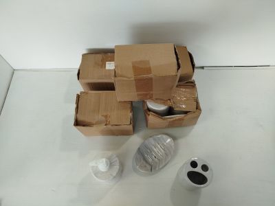 une boîte en carton posée par terre à côté des toilettes