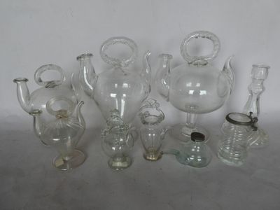 un grand nombre de vases en verre posés sur une table