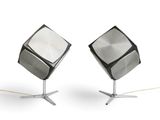 paire de lampes carrées en argent montées sur des pieds en métal, sur fond blanc