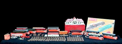 beaucoup de petits trains sur une table avec un cadre photo