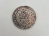 gros plan d'une pièce de monnaie sur une surface blanche
