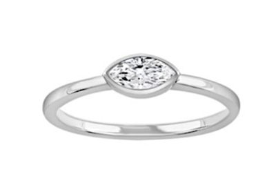 gros plan d'une bague en diamant sur fond blanc