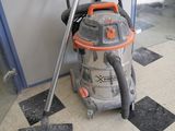 l'image d'un aspirateur posé sur le sol d'une pièce