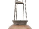 une lampe suspendue au plafond