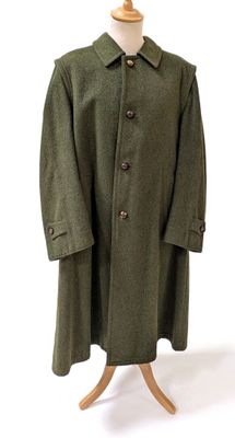 une photo d'un manteau vert sur un mannequin