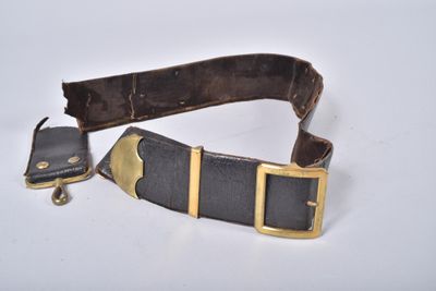 ceinture en cuir marron et noir avec une boucle en laiton sur un fond blanc