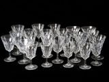 un grand nombre de verres à vin alignés les uns à côté des autres