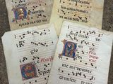 trois vieux manuscrits portant des inscriptions, posés par terre