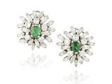 une paire de boucles d'oreilles en émeraude et diamant