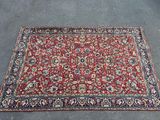 un tapis rouge orné d'un motif floral au centre