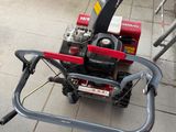 a small machine that is sitting on the ground