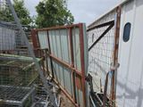 une clôture à l'intérieur de laquelle se trouvent plusieurs animaux en cage