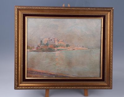 une peinture à l'huile représentant une maison sur une petite île, dans un cadre doré