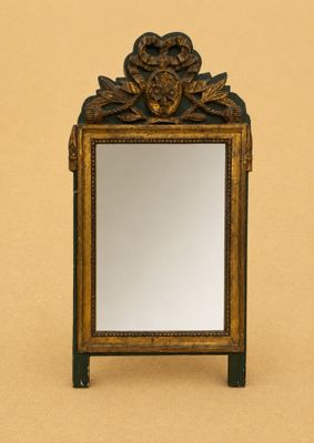 une photo d'un miroir posé sur une table en bois