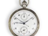 une montre de poche en argent sur fond blanc