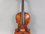 un vieux violon posé sur une table près d'un mur