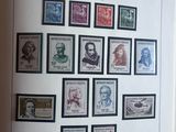 la photo d'un livre sur lequel sont apposés des timbres