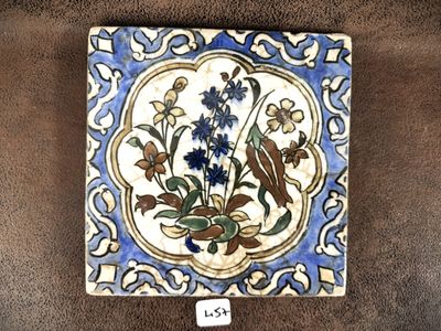 un gros plan sur un carreau bleu et blanc orné de fleurs