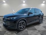Une Hyundai Kona noire de 2020 est garée dans une pièce dont le sol est en damier.