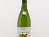 une bouteille de vin posée sur une table