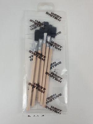un lot de trois pinceaux dans un sachet en plastique posé sur une surface blanche