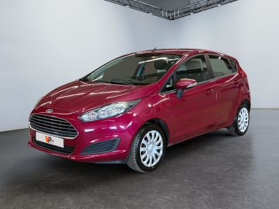 une Ford Fiesta rouge garée dans un garage