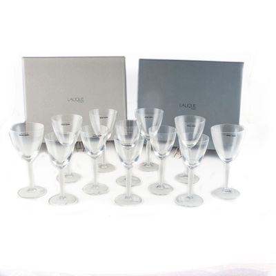 beaucoup de verres à vin et une boîte sur la table