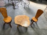 trois chaises et une table au milieu d'une pièce