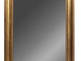 un miroir encadré d'or sur fond blanc
