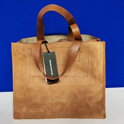 une photo d'un sac en cuir marron muni d'une étiquette