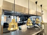 de nombreuses lampes suspendues au plafond de la cuisine
