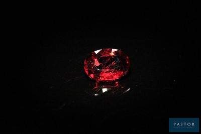 un diamant rouge dans l'obscurité
