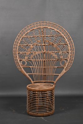 une vieille chaise en osier sur laquelle est posé un panier