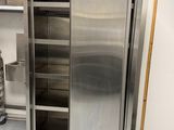 une armoire en acier inoxydable au milieu d'une pièce