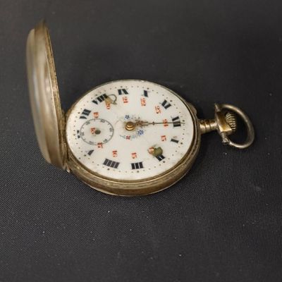 une montre de poche en or avec des chiffres romains