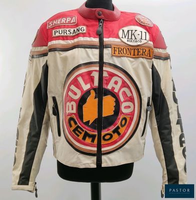 une veste de moto exposée sur un présentoir pour mannequin