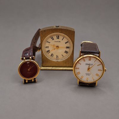 deux montres assises l'une à côté de l'autre sur une table