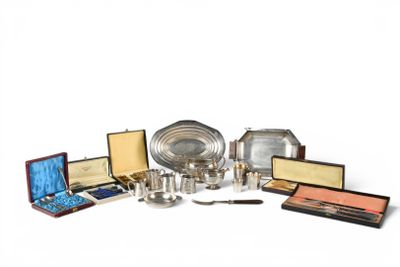 beaucoup d'objets en argent posés sur une table