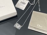 une boîte blanche avec une chaîne argentée et un sac à main blanc