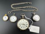 plusieurs types de montres de poche sont exposés sur une table