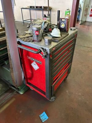 une image d'un établi dans un garage avec des outils