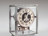 une horloge exposée dans une vitrine