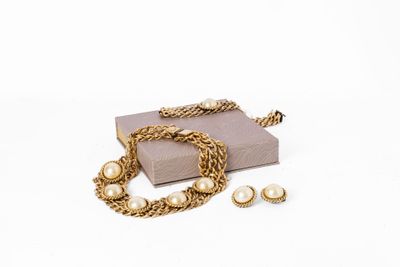 une image représentant un collier, un bracelet et une bague sur fond blanc