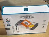 emballage d'une boîte contenant un téléphone, posée sur une table